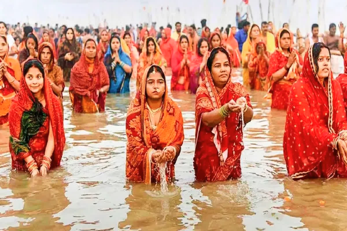 Chhath Puja 2023 : आज छठ महापर्व का समापन..! महिलाएं दे रहीं उगते हुए सूर्य को अर्घ्य, देश के कोने-कोने से सामने आए वीडियो