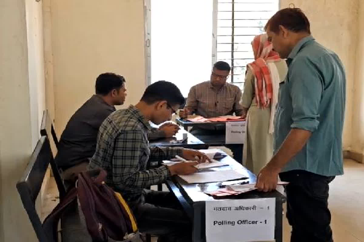 CG Assembly Election 2023: निर्वाचन ड्यूटी में लगे अधिकारी-कर्मचारी अब ऐसे कर सकते हैं मतदान, इस दिन तक डाल सकेंगे वो​ट