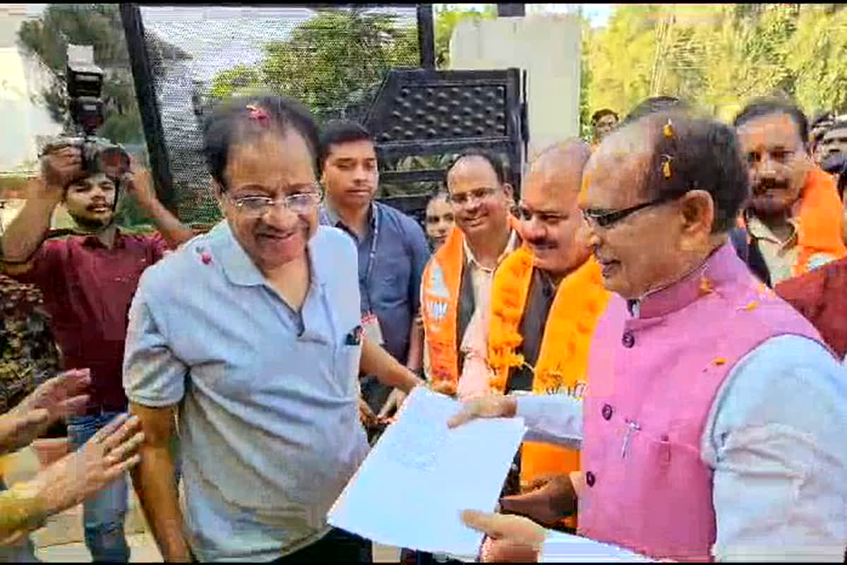 MP Vidhan Sabha Chunav: कांग्रेस नेता के घर मतदाता पर्ची लेकर पहुंचे सीएम शिवराज, बीजेपी प्रत्याशी के पक्ष में घर-घर जाकर बांटी मतदाता पर्ची