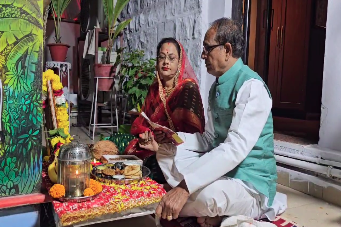CM Shivraj narrated the story of Karva Chauth fast to his wife Sadhna