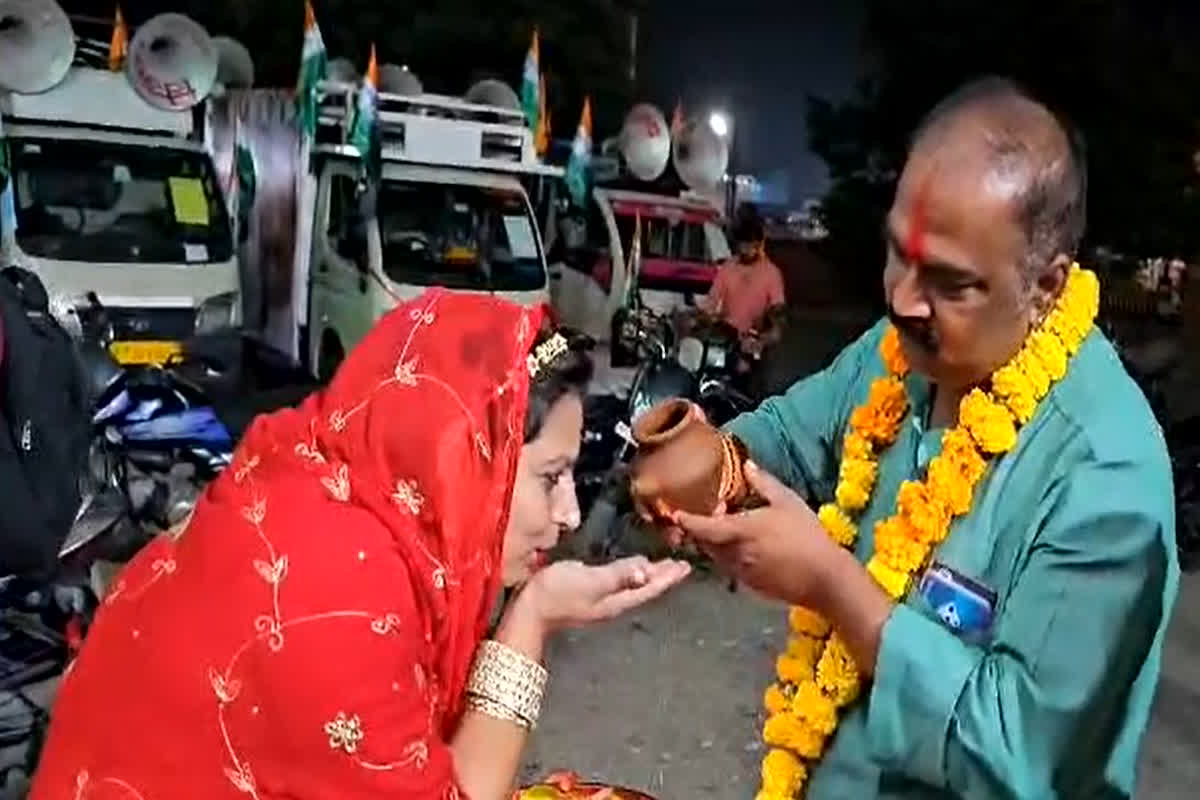 MP Vidhansabha Chunav 2023: अनोखा करवा चौथ, चुनाव प्रचार में व्यस्त थे कांग्रेस प्रत्याशी, नहीं आए घर तो कार्यालय पहुंच गई पत्नी, पानी पीकर खोला व्रत, वीडियो वायरल