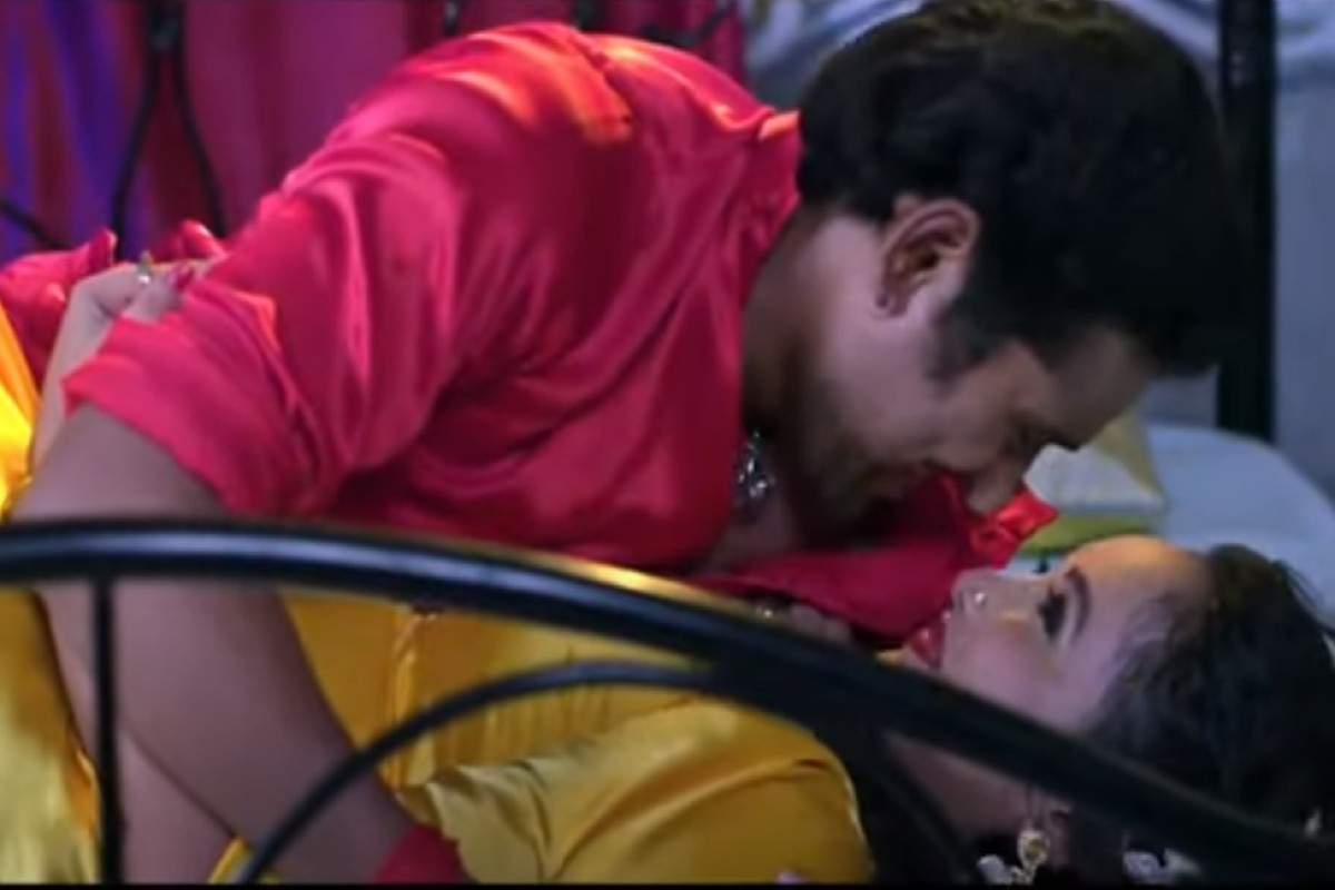 Bhojpuri Vedio : आधी रात को रानी चटर्जी के बेडरूम में घुसे यश कुमार, फिर किया लिप टू लिप Kiss, नजारा देख आपके भी तन-बदन में लग जाएगी आग