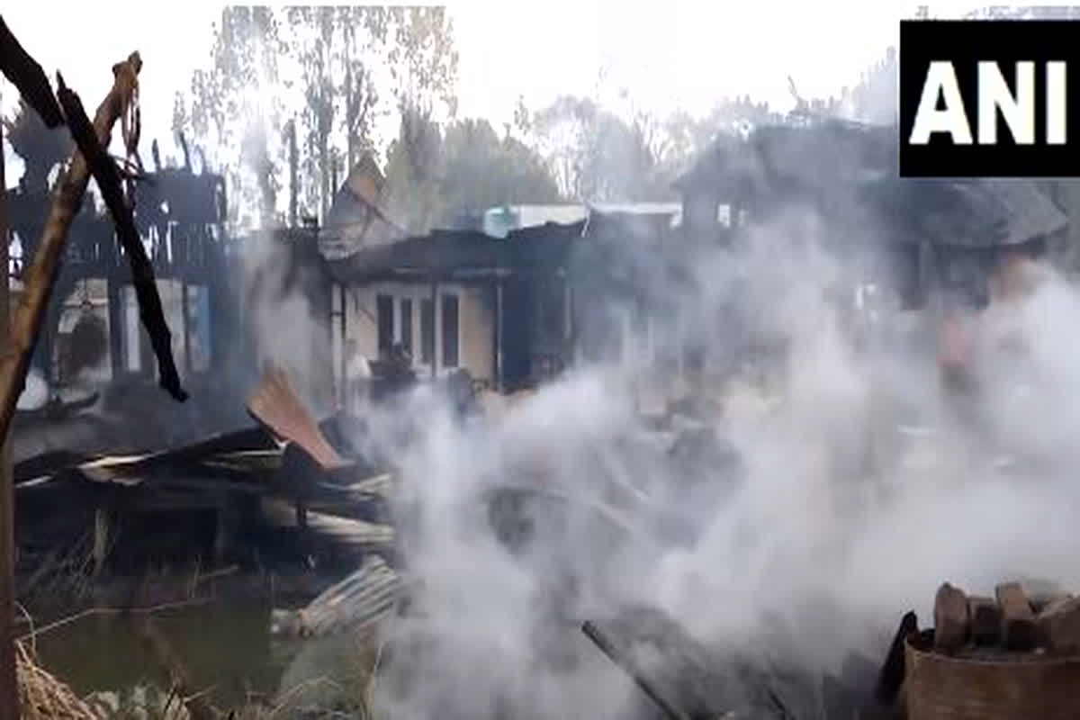 Fire In Dal Lake: लोकप्रिय पर्यटन स्थल डल झील में लगी भीषण आग, हादसे में तीन लोगों की मौत