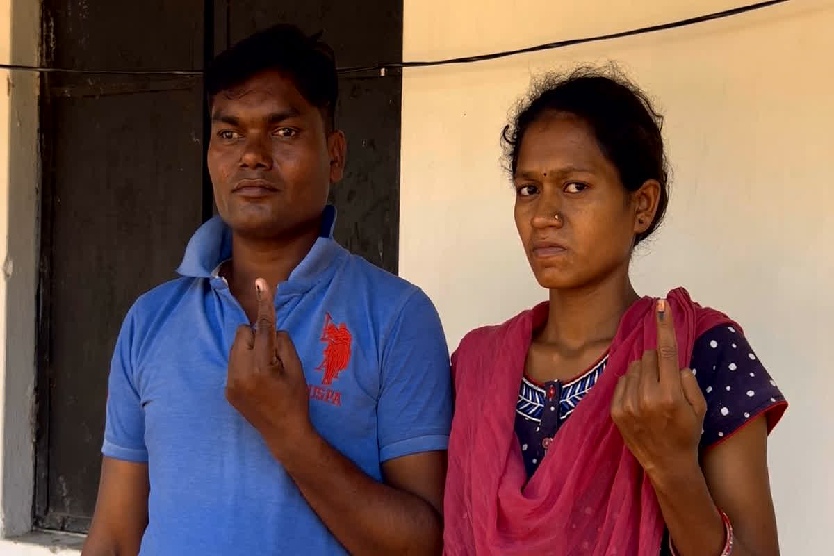 CG Vidhansabha Chunav 2023: दंपत्ति ने पेश की मिसाल, मतदान से पहले एक नवजात का निधन, वोट देकर लौटे तो दूसरे ने भी तोड़ा दम