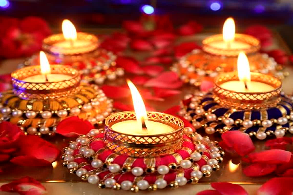 दीपावली को दीपों का त्योहार भी कहा जाता है। ऐसा इसलिए क्योंकि इस दिन अमावस की काली रात होती है, जिसे दीये की रौशनी से दूर किया जाता है।