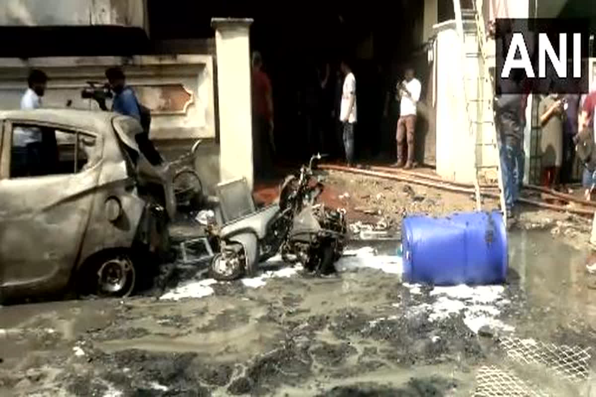 Major fire in warehouse: गोदाम में लगी भीषण आग, 6 लोगों की दर्दनाक मौत, मची अफरातफरी