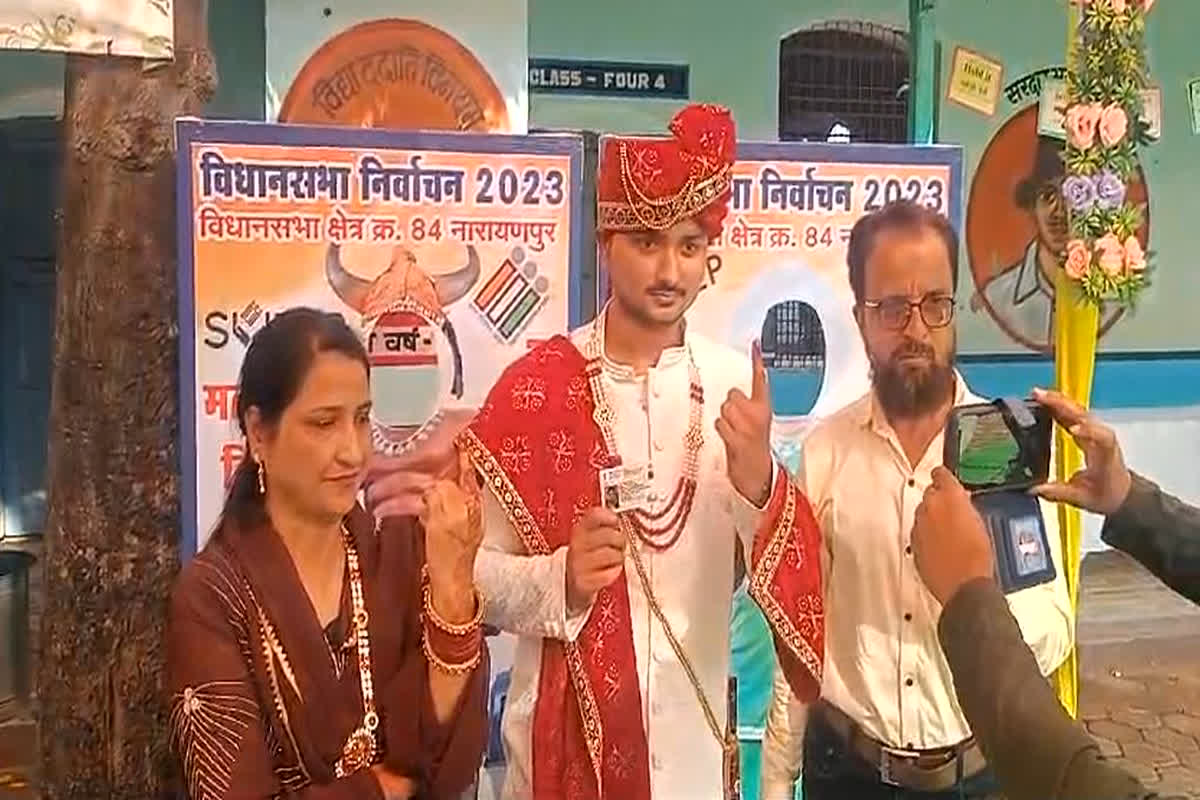 Narayanpur Assembly Election 2023: बारात से पहले मतदान करने पहुंचा दूल्हा, कहा पहले मतदान फिर बाकी सब काम