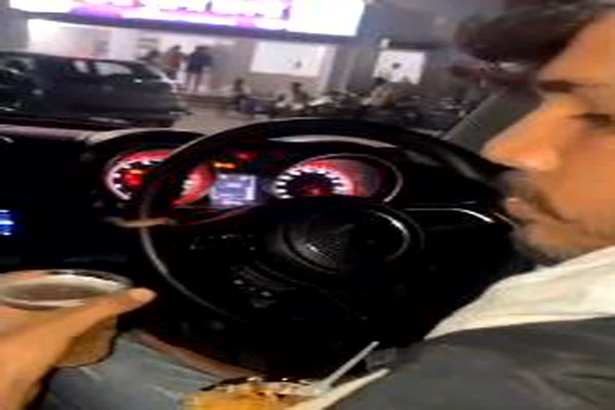 Gwalior News: युवक ने राइफल के साथ थाने के सामने छलकाया जाम, सोशल मीडिया पर वायरल हुआ वीडियो