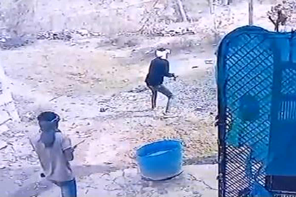 Gwalior Crime News: अज्ञात हमलावरों ने कारोबारी और मजदूरों पर किया जानलेवा हमला, CCTV कैमरे में कैद हुई तस्वीरें