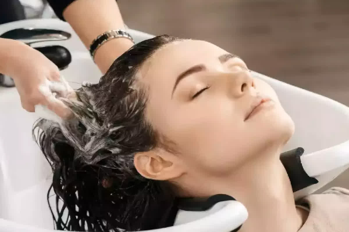 Hair Care Tips: ऑयली स्कैल्प और ड्राई हेयर की दिक्कतों से हैं परेशान, तो ट्राई करें ये ट्रिपल हेयर वॉशिंग टेक्निक…