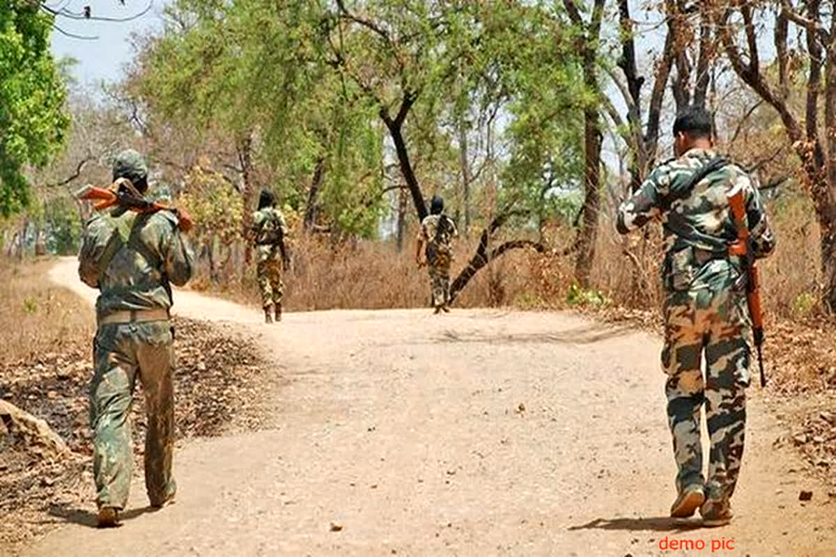 IED blast in Tondamarka: चुनाव शुरू होने से पहले नक्सलियों ने किया IED ब्लास्ट, मतदान दल की सुरक्षा में लगा जवान घायल