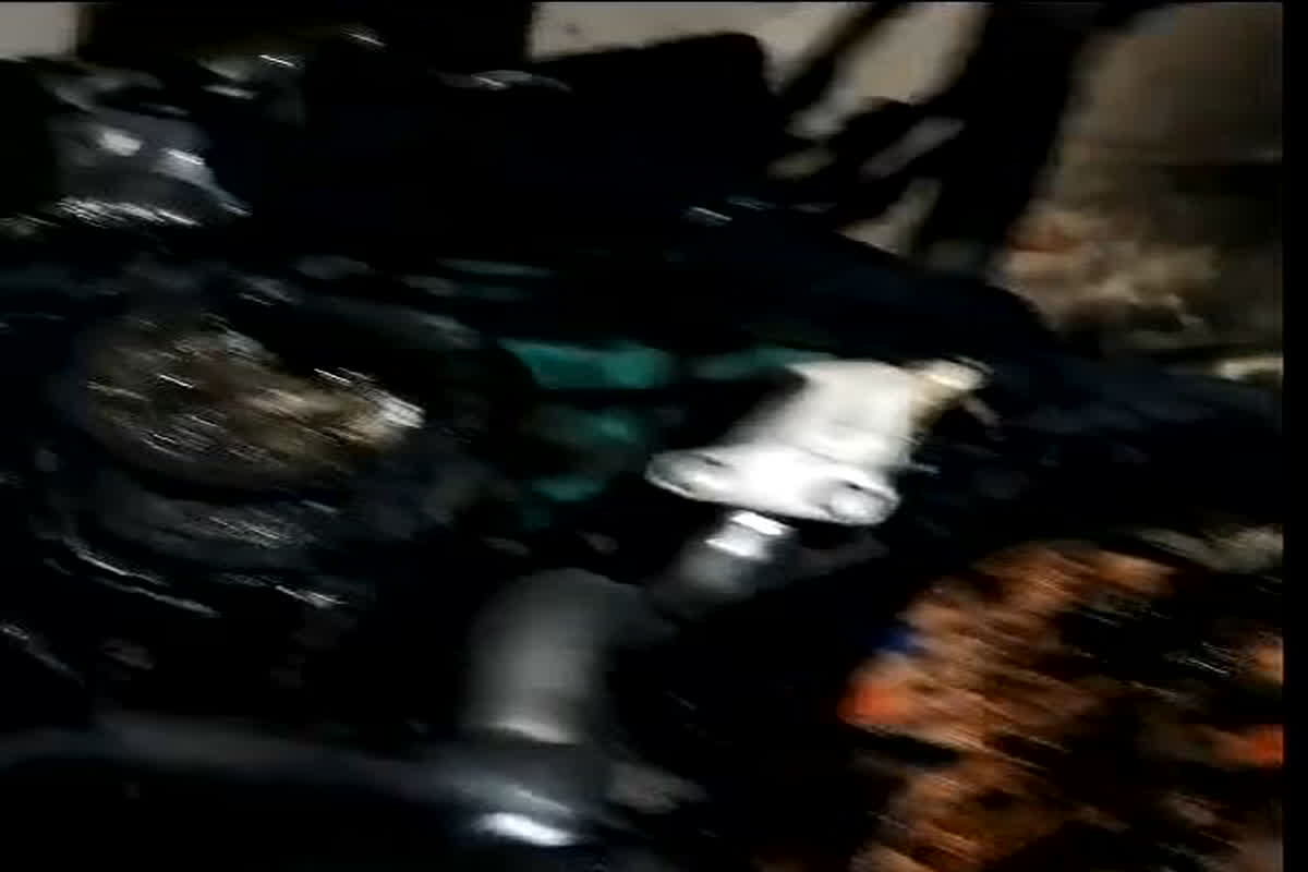Indore Crime News: चुनावी रंजिश को लेकर आरोपियों ने बाइक में लगाई आग, मामले की जांच में जुटी पुलिस Indore Crime News: चुनावी रंजिश को लेकर आरोपियों ने बाइक में लगाई आग, मामले की जांच में जुटी पुलिस