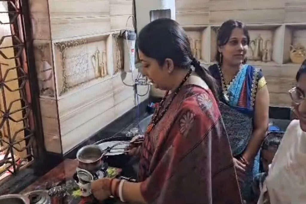 Smriti Irani made tea for BJP workers