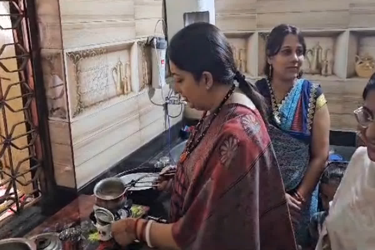 Smriti Irani visit Keshkal: कोंडागांव में स्मृति ईरानी ने BJP कार्यकार्ताओं के लिए बनाई चाय, देखें वीडियो…