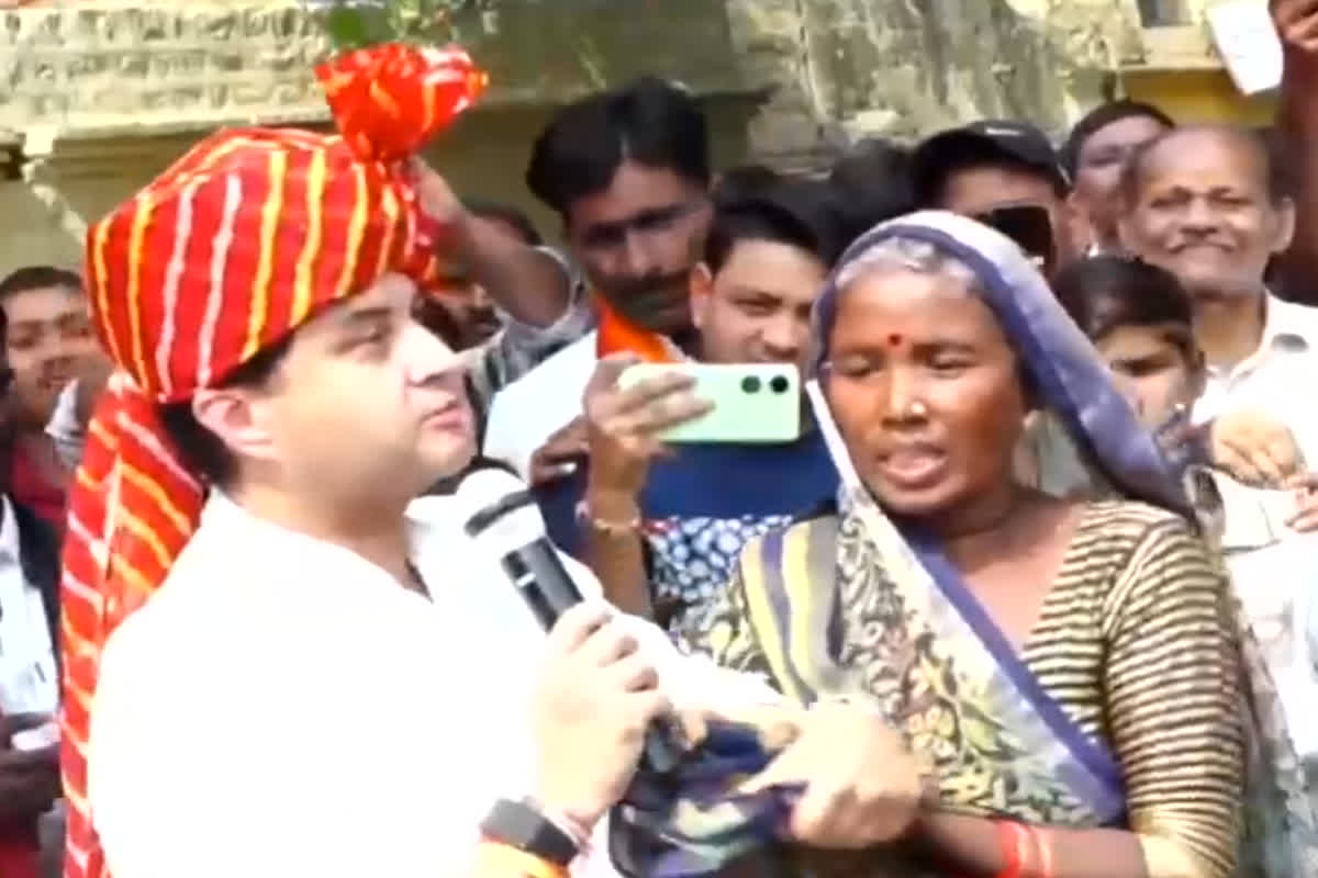 Gwalior Assembly Election: यही सरकार चाहिए मुझे, ज्योतिरादित्य सिंधिया के सामने रोती हुई वृध्द महिला ने कही ये बात, देखें वीडियो