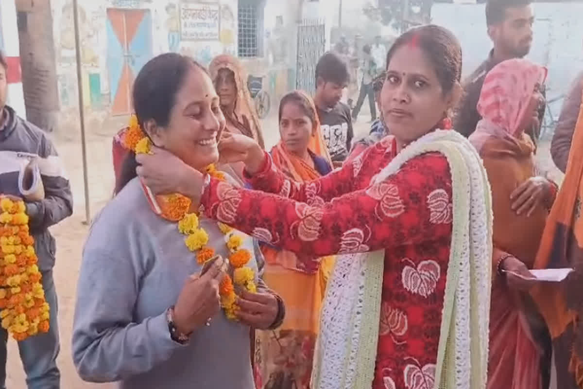 MP assembly election 2023 voting: मतदान करने पहुंच रहे मतदाताओं को पहनाई जा रही फूलों की माला, वोटर्स में दिखा गजब का उत्साह…