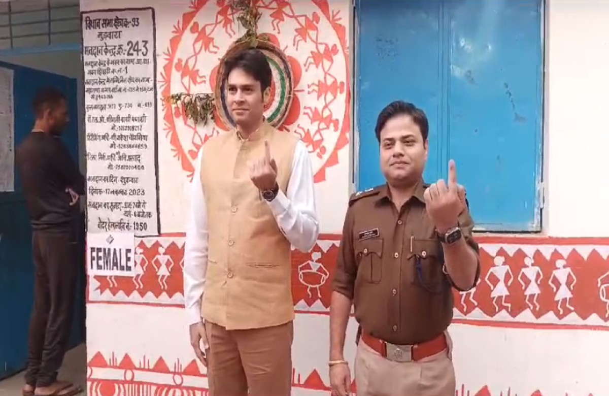 Katni Collector and SP voted : MP में लोकतंत्र का महापर्व शुरू, कटनी कलेक्टर और SP ने किया मतदान