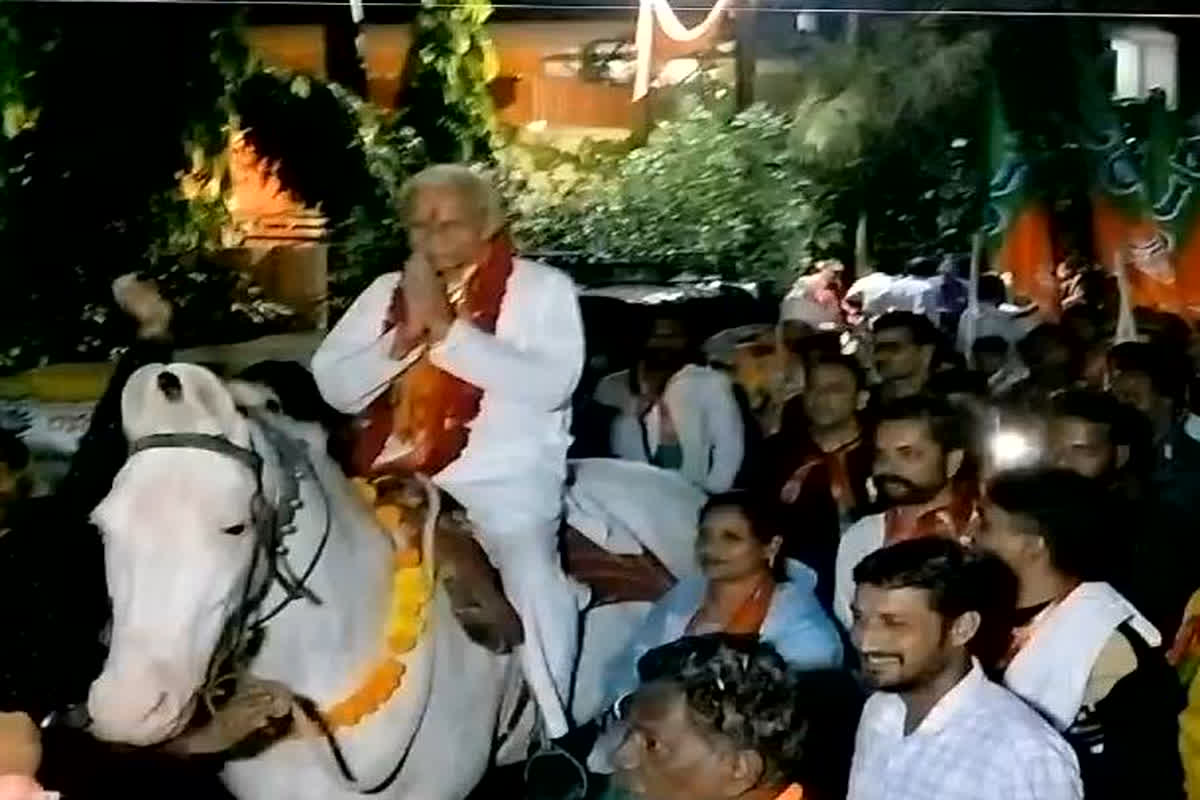 MP Assembly Election 2023: घोड़े में सवार होकर मतदाताओं के बीच पहुंचे उम्मीदवार, हाथ जोड़ कर मांगा आशीर्वाद
