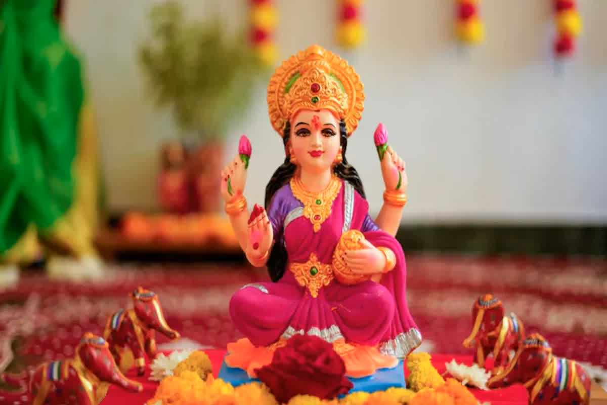 Vastu Tips for Maa Lakshmi: भूलकर भी न करें ये काम, घरों में तनिक देर भी नहीं ठहरती मां लक्ष्मी, बना देती है कंगाल