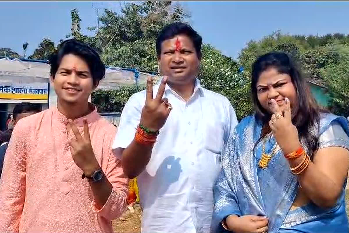 CG Vidhan Sabha Chunav 2023: विधानसभा चुनाव में नेताओं ने लिया बढ़ चढ़ कर हिस्सा, परिवार के साथ किया मतदान