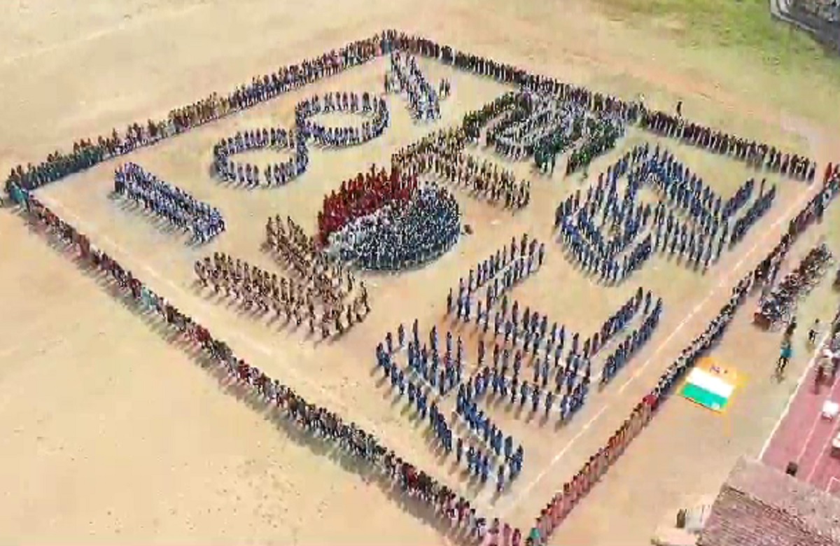 CG Vidhan Sabha Chunav 2023: मतदाताओं को जागरूक करने छात्र- छात्राओं ने बनाई मानव श्रृंखला, लोगों से की मतदान करने की अपील