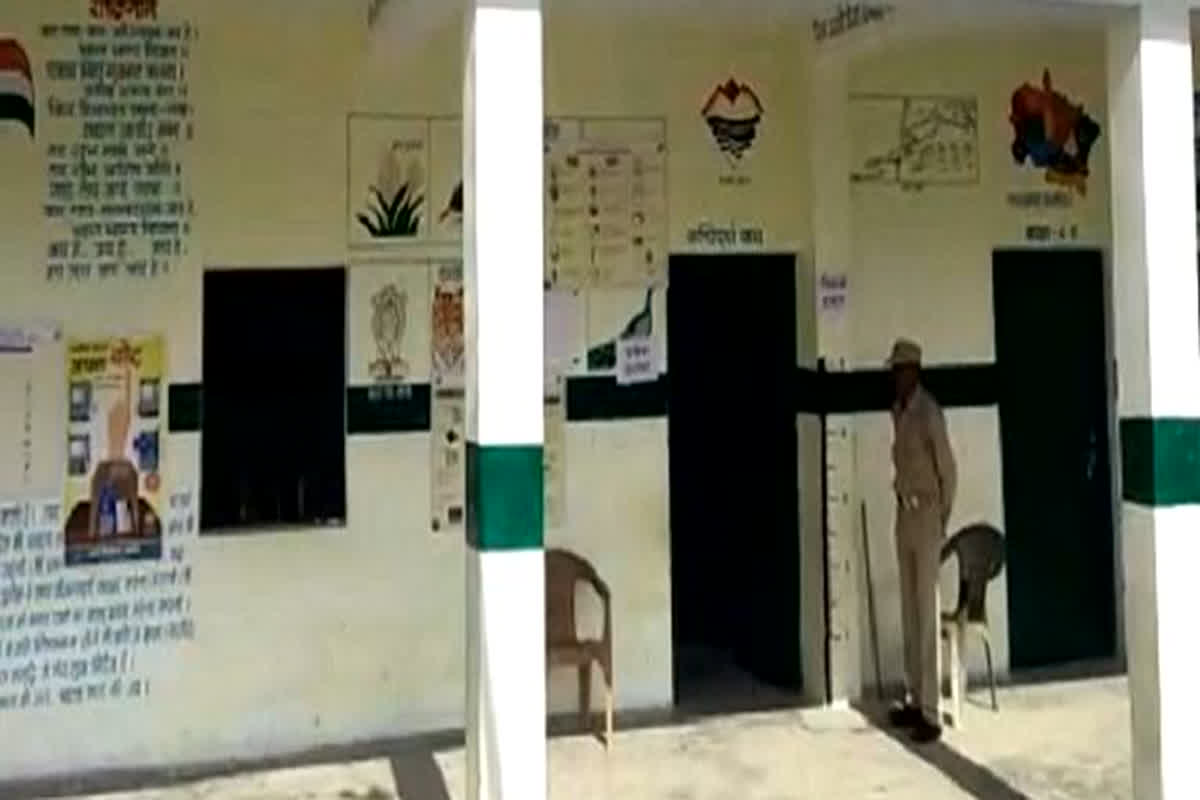 Sukma Election live updates: नक्सलियों के खौफ से सहमे ग्रामीण…! चुनाव बहिष्कार के फरमान के चलते कई मतदान केंद्रों में अब तक नहीं हुई बोहनी