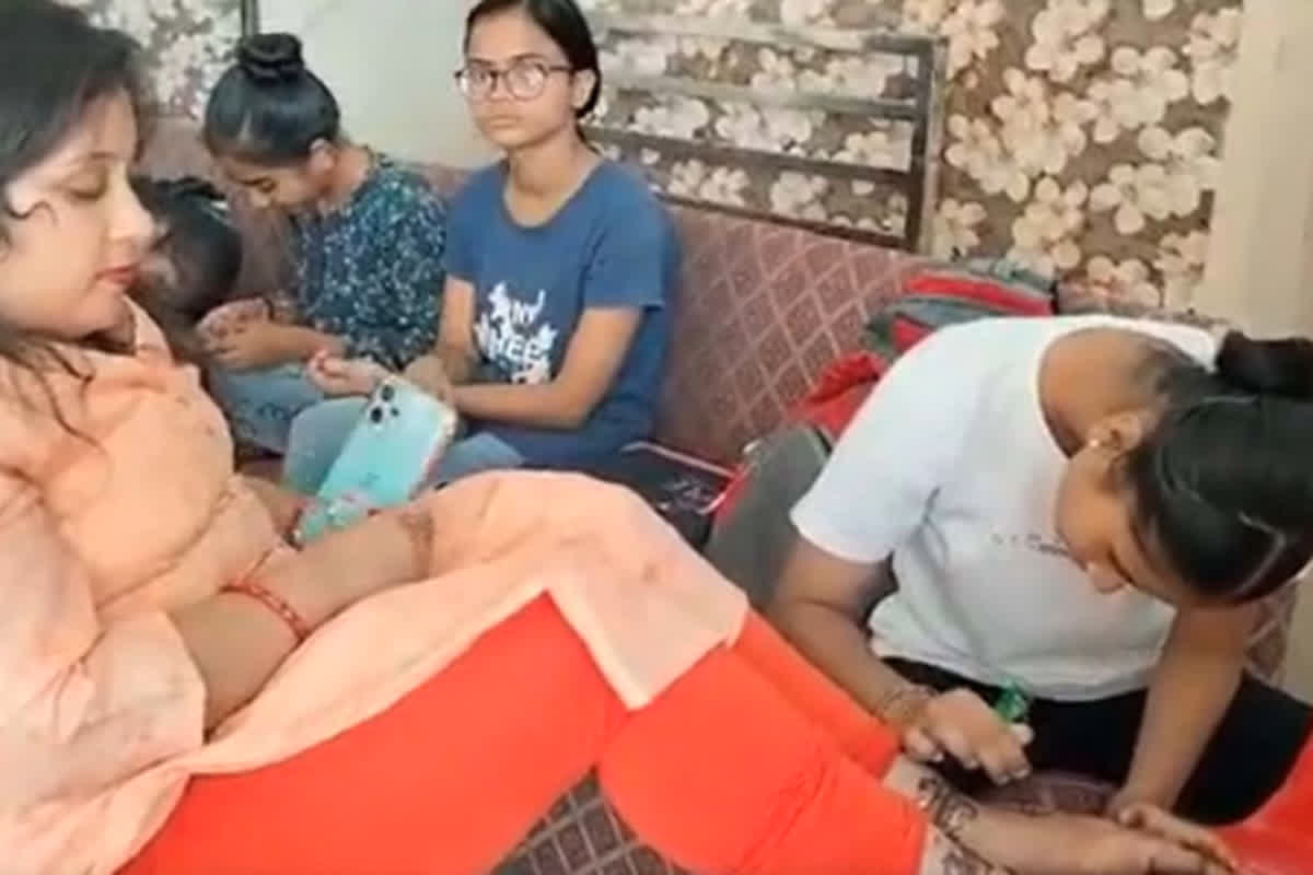 Only Hindu girls apply mehendi: ‘हिन्दुओं के त्यौहार पर केवल हिन्दू लड़की ही लगाए मेहंदी’, जानें किसने लगाई ये रोक?