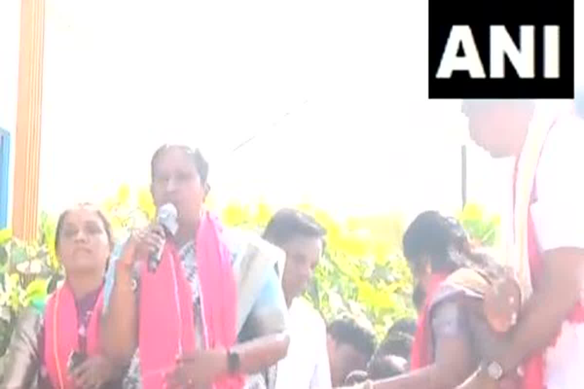 Telangana Assembly Election: रोड शो के दौरान अचानक बेहोश हुई MLC, मचा हड़कंप, देखें वीडियो