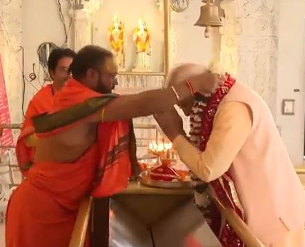 यहां उन्होंने पूजा- अर्चना की और मंदिर के पंडितो द्वारा पीएम मोदी का माला पहनाकर स्वागत किया गया।