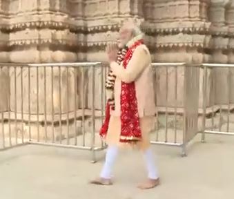 इसके साथ ही पीएम मोदी ने मंदिर की परिक्रमा कर मां बम्लेशवरी का आशीर्वाद भी लिया।