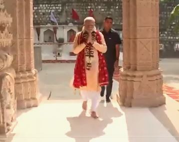 थोड़ी देर बाद पीएम नरेंद्र मोदी भी नीचे स्थित मां बम्लेश्वरी मंदिर पहुंच गए, जहां उन्होंने मां बम्लेश्वरी के दर्शन किए।