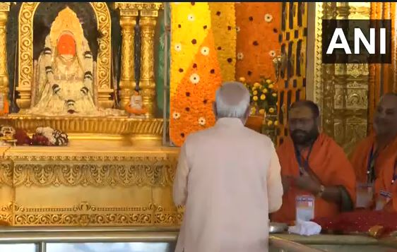 प्रधानमंत्री नरेंद्र मोदी आज सुबह सीधे दिल्ली से डोंगरगढ़ पहुंचे। दर्शन के लिए पहाड़ पर स्थित मां बम्लेश्वरी मंदिर भी पहुंचे।