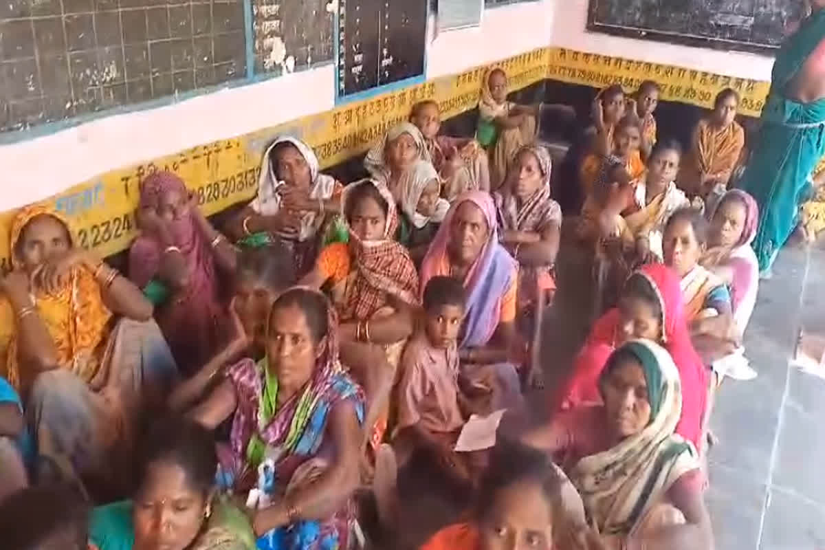 Mohla-Manpur Vidhan Sabha Chunav Update: VVPAT खराब होने से 1 घंटे रूका मतदान, ग्रामीणों में दिखी नाराजगी, बोले- हम वोट देकर ही जाएंगे