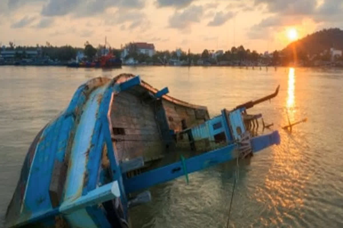 Boat Capsized: नदी में पलटी यात्रियों से भरी नाव, 2 लोगों की डूबने से मौत, 7 अन्य लापता