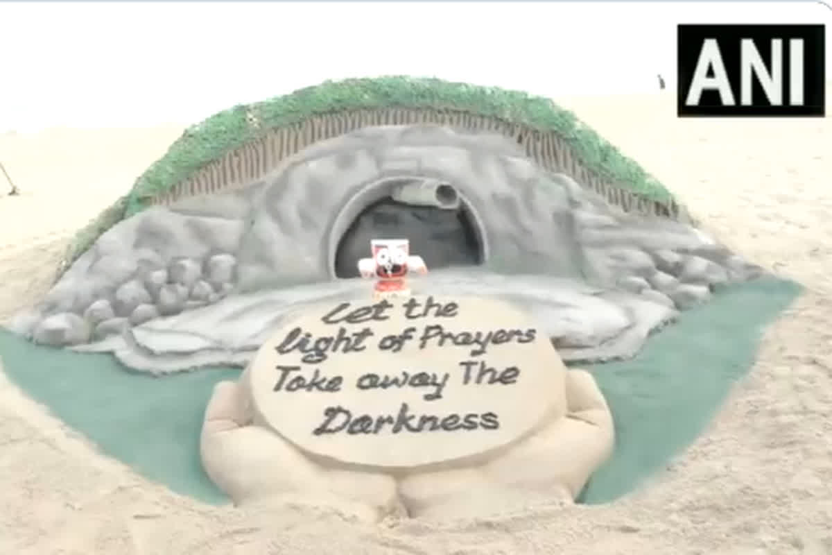Uttarkashi Tunnel Rescue: सुरंग में फंसे मजदूरों को बचाने के लिए आस्था का सहारा, रेत कलाकार ने प्रार्थना करने के लिए बनाई अद्भुत कलाकृति