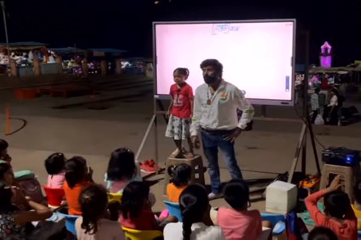 Jabalpur Open Class: नर्मदा किनारे घाट की पाठशाला फैल रही ज्ञान की रौशनी, मुफ्त शिक्षा देकर संवार रहे गरीब बच्चों का भविष्य