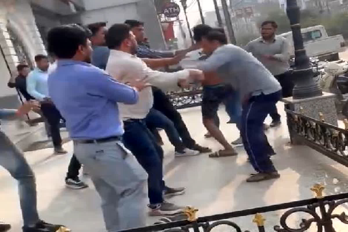 Gwalior News: आधा दर्जन से अधिक युवकों ने की पिता पुत्र से मारपीट, सोशल मीडिया पर वायरल हुआ वीडियो, जाने क्या है पूरा मामला