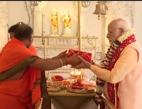 मां बम्लेश्वरी के दर्शन कर पीएम मोदी ने चुनाव के लिए मंगल कामना की प्रार्थना की।