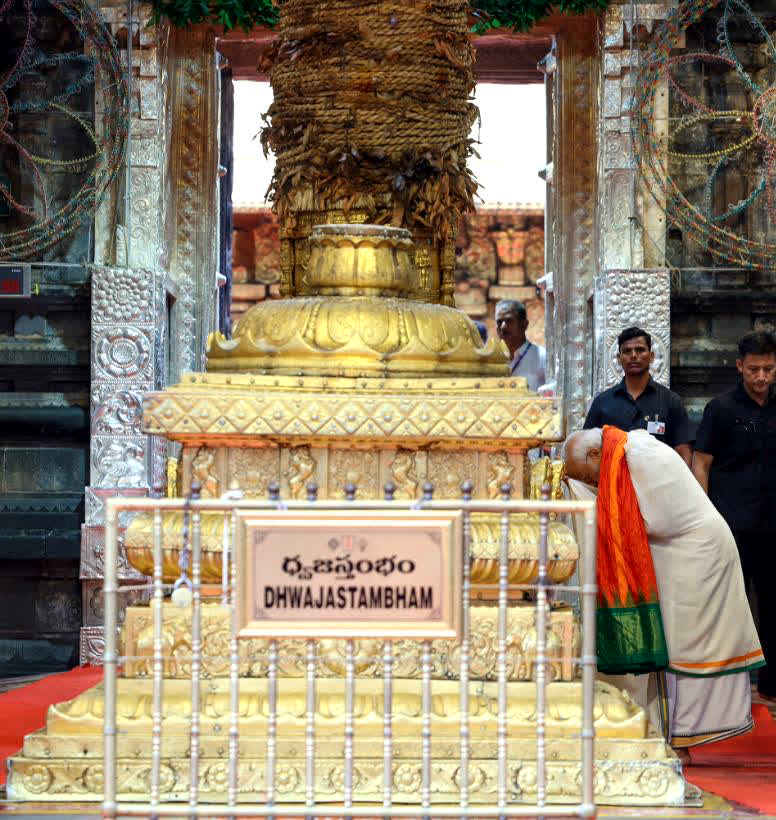 श्री वेंकटेश्वर स्वामी मंदिर में पीएम मोदी ने श्री वेंकटेश्वर स्वामी मंदिर में 140 करोड़ भारतीयों के अच्छे स्वास्थ्य, कल्याण और समृद्धि के लिए प्रार्थना की।