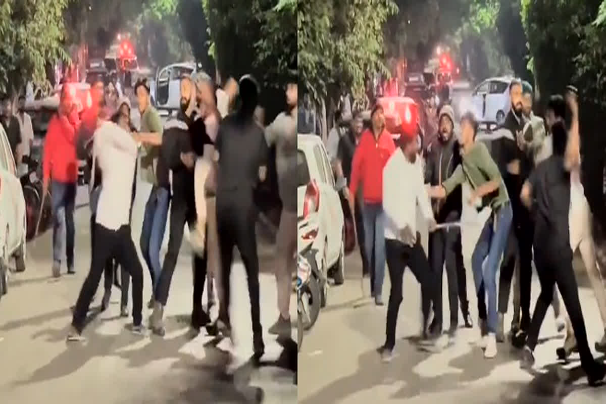 Viral Video: बीच सड़क पर युवकों की गुंडागर्दी, क्लब के बांउसरों पर डंडा बरसाने का वीडियो हो रहा वायरल…