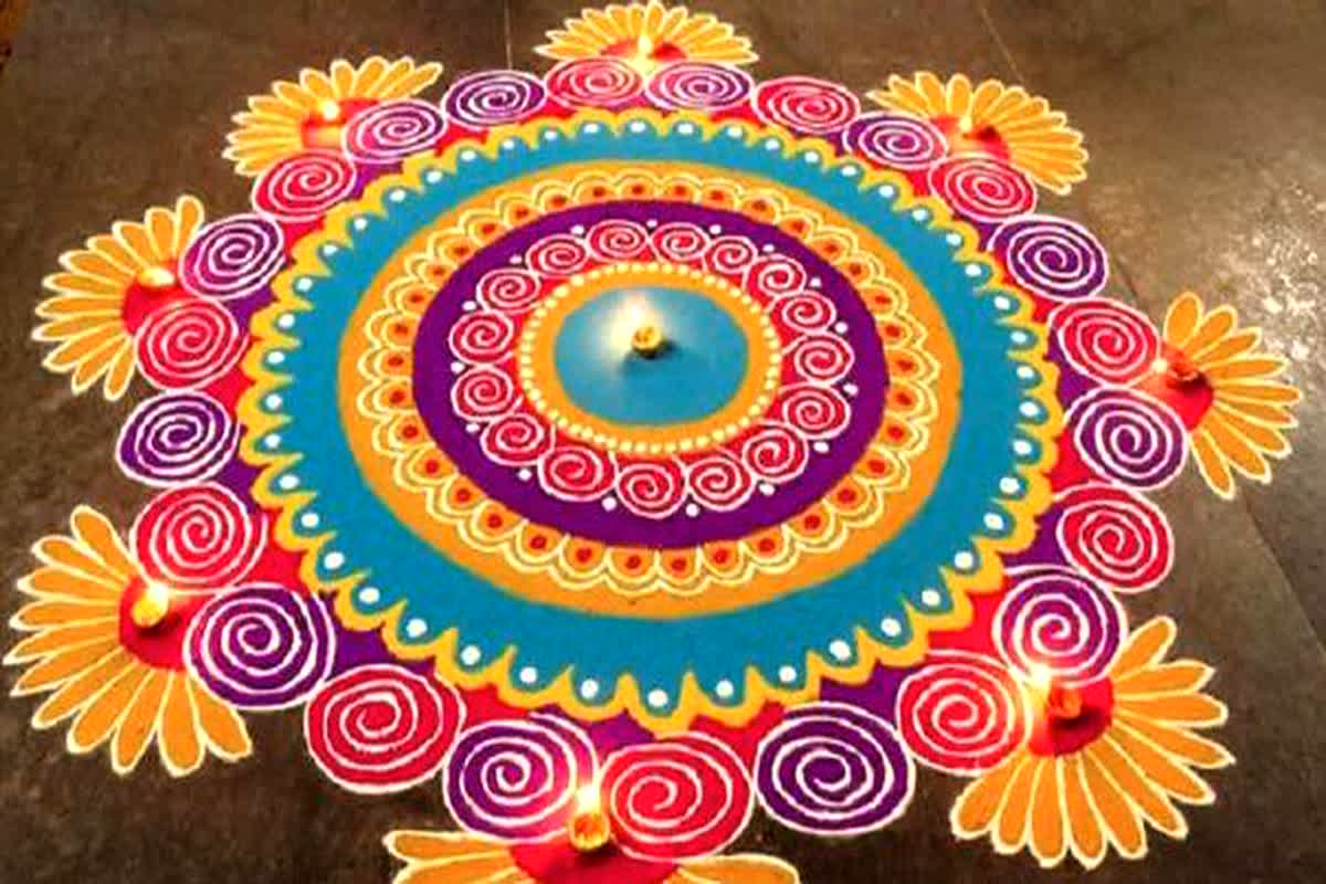 दिवाली के दिन घर की आंगन को रंगोलियों से सजाया जाता है। अगर आप भी दिवाली के लिए रंगोली की डिजाइन खोज रहे हैं तो आपको यहां बेहतरीन डिजाइन मिल जाएंगे