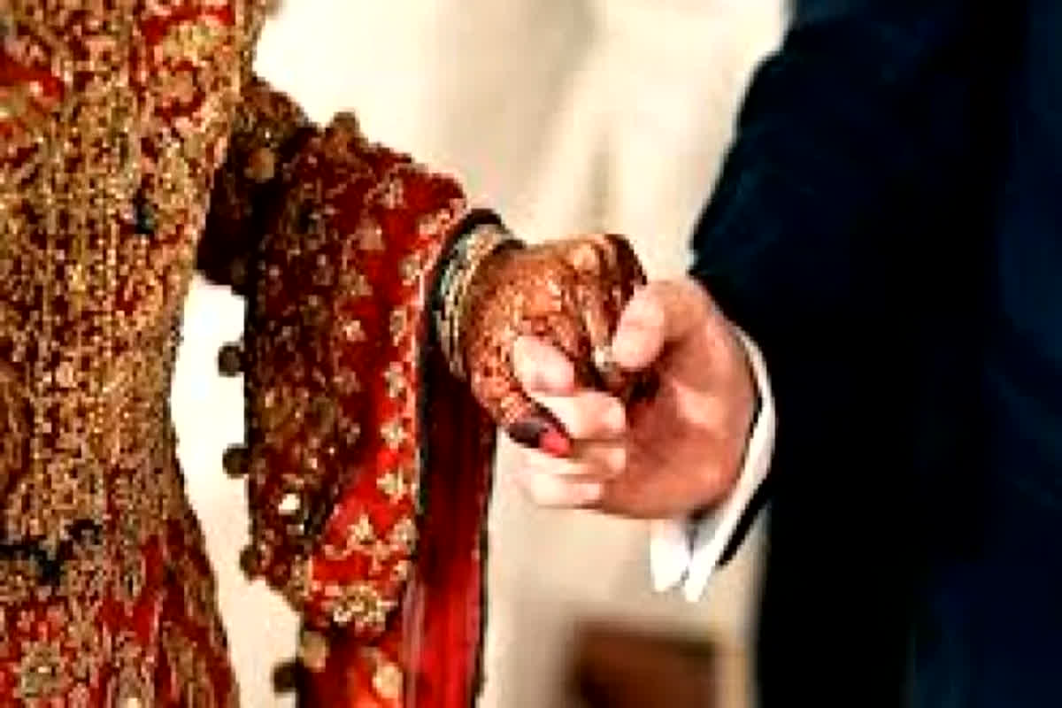 बेटी का कमरा देखकर फटी रह गई घरवालों की आंखें, ऐसा क्या हुआ कि रातों-रात करा दी शादी