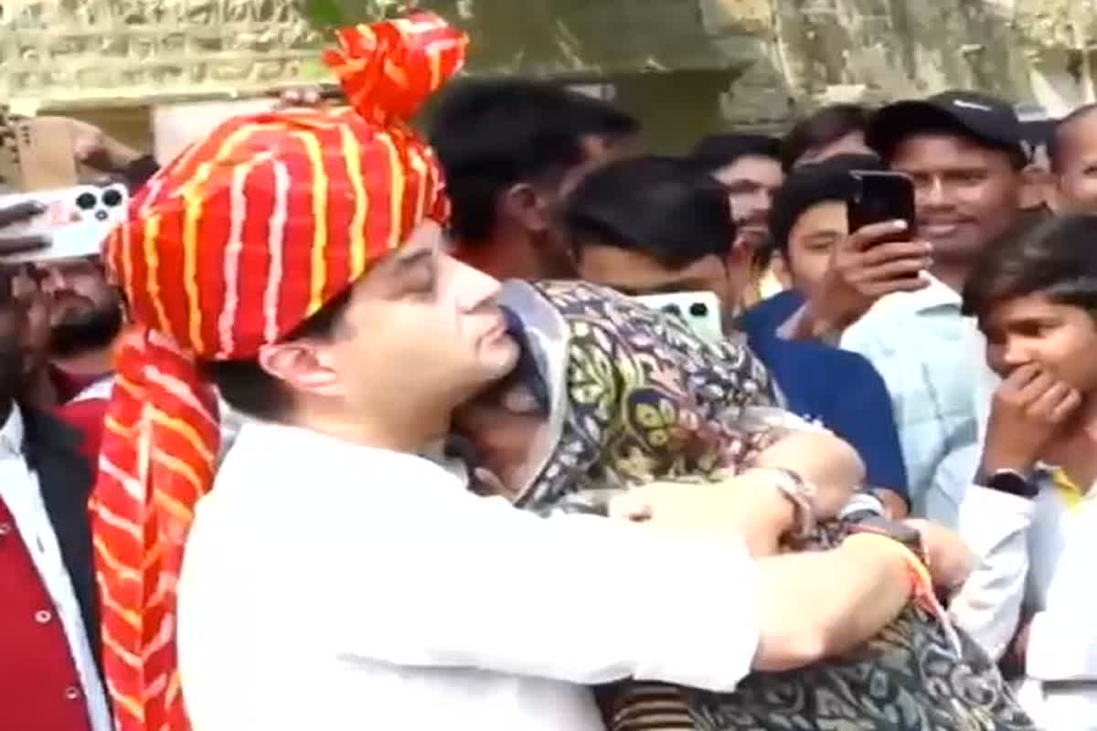 Gwalior Assembly Elections: चुनावी सभा के दौरान भावुक हुए ज्योतिरादित्य सिंधिया, वृद्ध महिला को लगाया गले से, वीडियो ने जीता सबका दिल