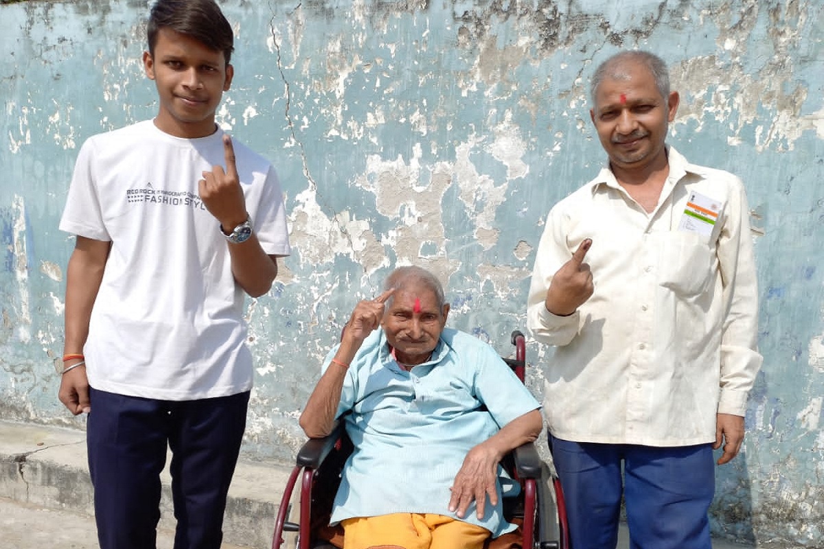 Janjgir Assembly Election: यहां 3 पीढ़ियों ने किया एक साथ मतदान.. देखें लोकतंत्र के महापर्व की ये खूबसूरत तस्वीर