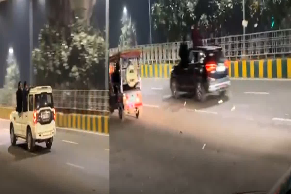 Noida Car stunt video viral: ओवरस्पीड कार से अचानक होने लगी नोटों की बारिश, युवकों के हुड़दंगबाजी का वीडियो वायरल, देखें video