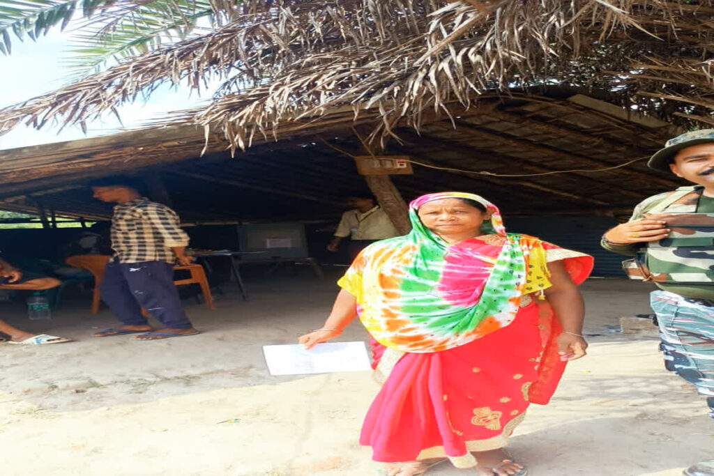 Woman first reached to vote in Naxal dominated area Minpa