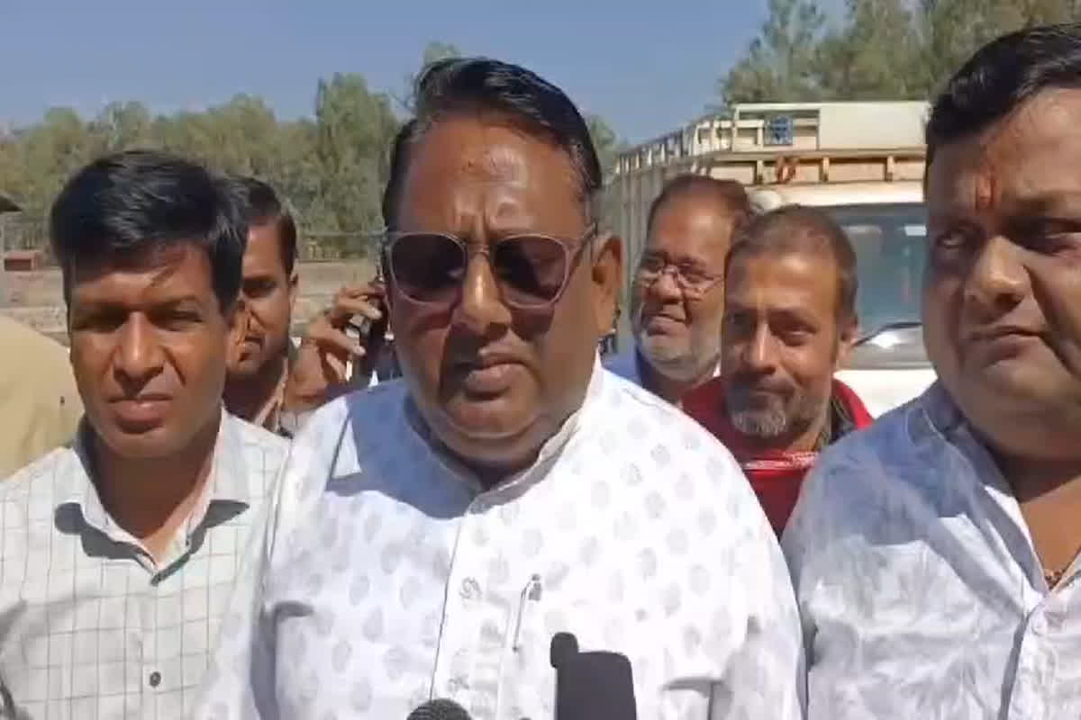 Bhatgaon Assembly Election 2023 Voting: इस गांव में दो दर्जन से ज्यादा परिवारों ने किया मतदान का बहिष्कार, कहा सड़क नहीं तो वोट नहीं…