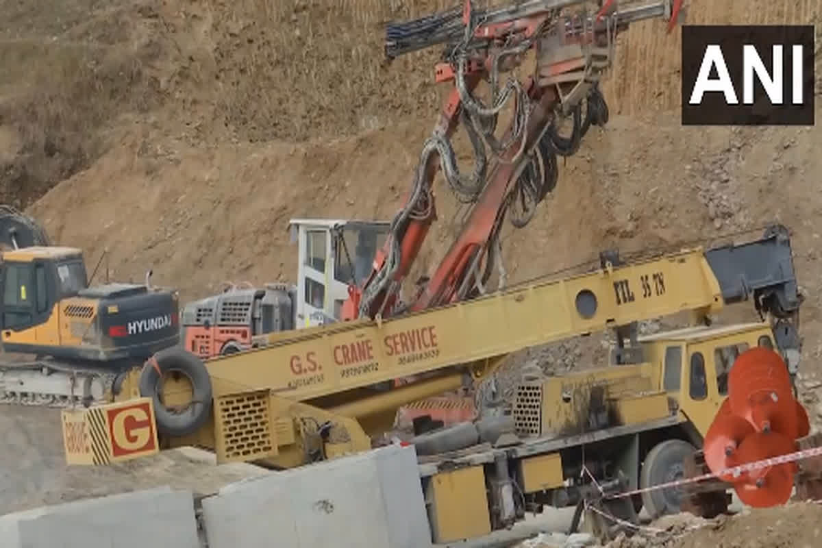 Uttarkashi Tunnel Rescue: 10 दिनों से फंसे 41 मजदूरों से का टूट रहा हौसला, वर्टिकल ड्रिलिंग मशीन से रेस्क्यू कार्य जारी