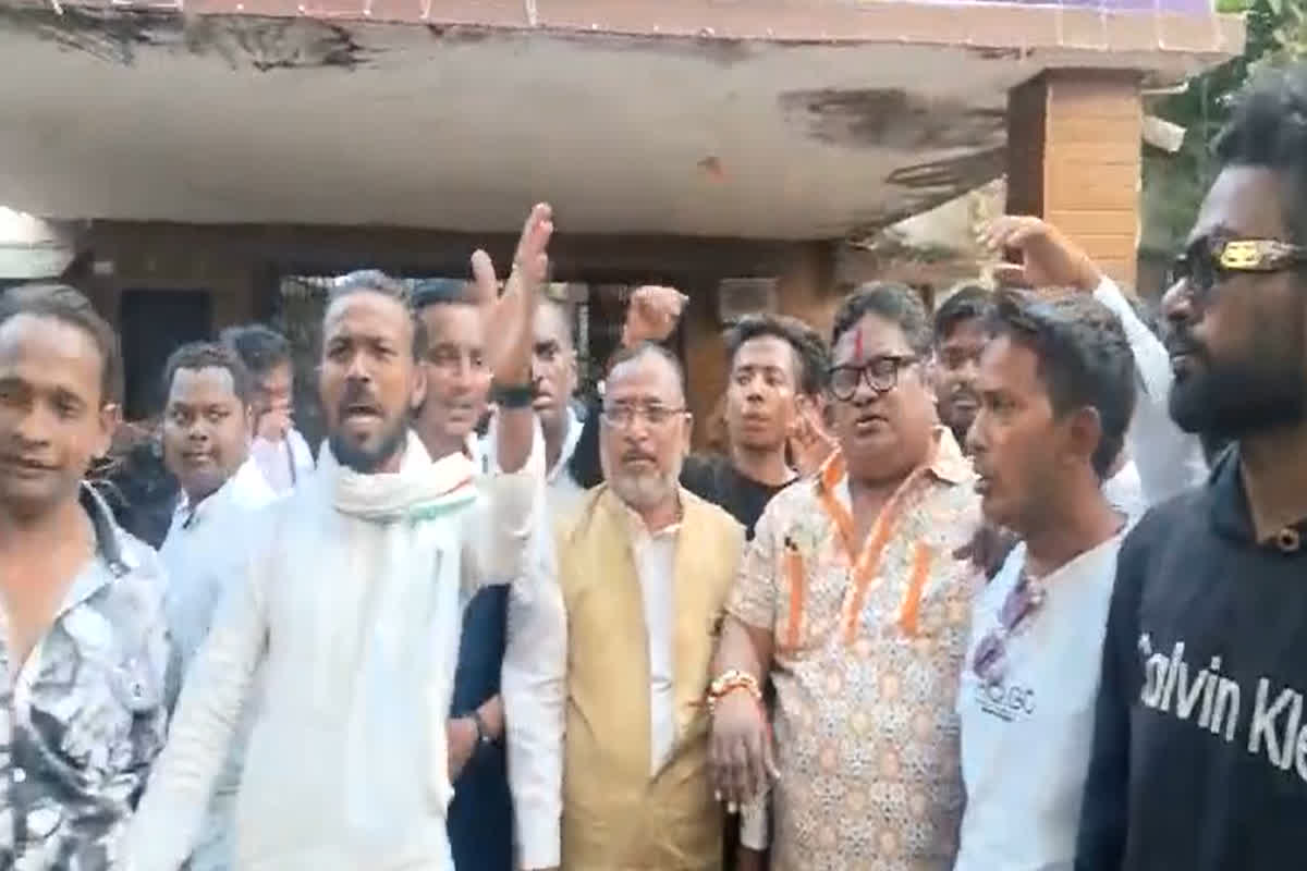 Raipur South Assembly Election: अचानक टिकरापारा थाना पहुंचे कांग्रेस कार्यकर्ता, बीजेपी प्रत्याशी के खिलाफ कर रहे प्रदर्शन, जानें क्या है मामला
