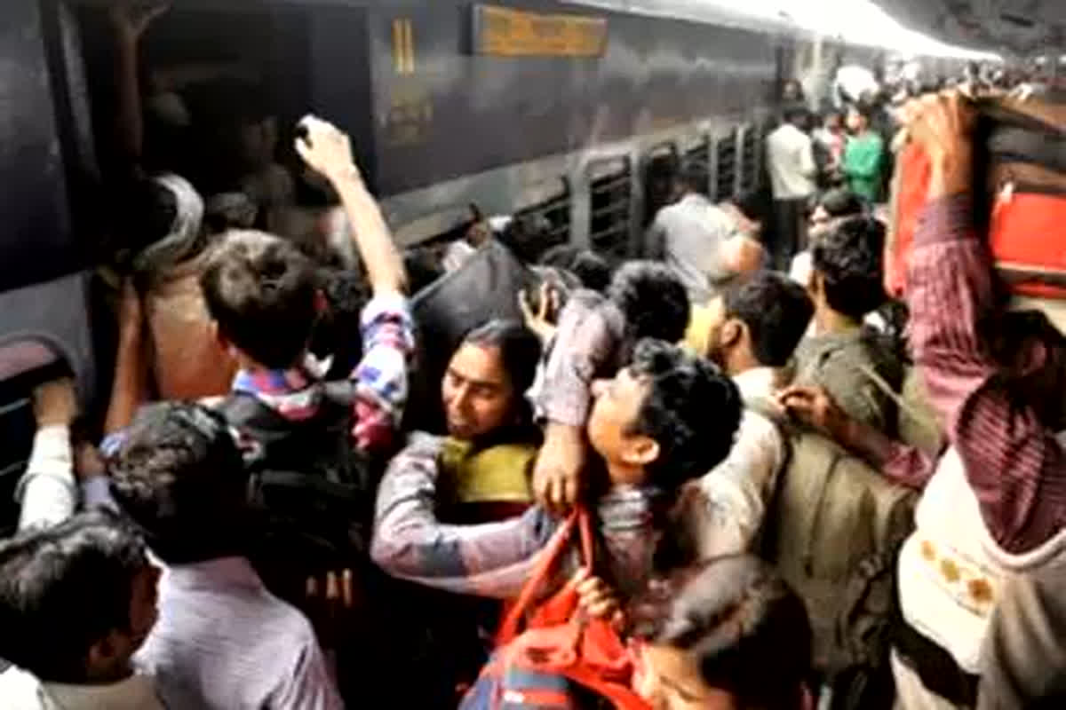 Train Tickets For Chhath: यात्रियों को करना पढ़ रहा चुनौतियों भरा सफर, छठ पर घर जाना जंग जीतने जैसा!